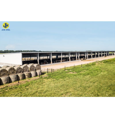 Q235/Q345B ग्रेड धातु फार्म भवनों के साथ रहने के लिए कमरों पूर्वनिर्मित सवारियों के मैदानों